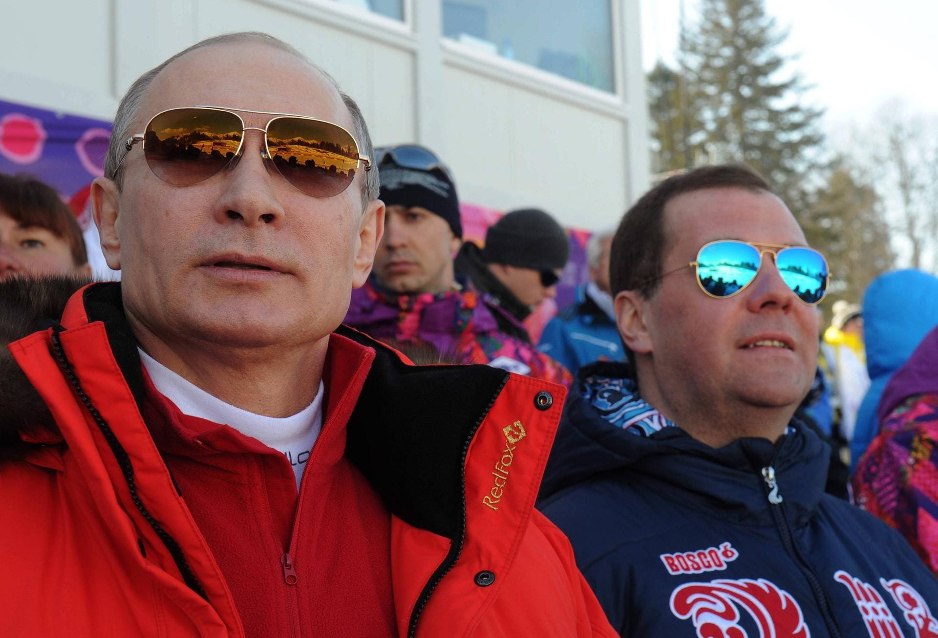 2014 beginnt mit einem Highlight im eigenen Land: In Sotschi richtet Russland erstmals die Olympischen Winterspiele aus. Putin ließ dafür den Ort am Schwarzen Meer, der eigentlich nicht für Wintersport bekannt ist, unter großer Kritik umbauen. Nach dem Ende der Wettkämpfe annektiert Russland völkerrechtswidrig die ukrainische Halbinsel Krim.