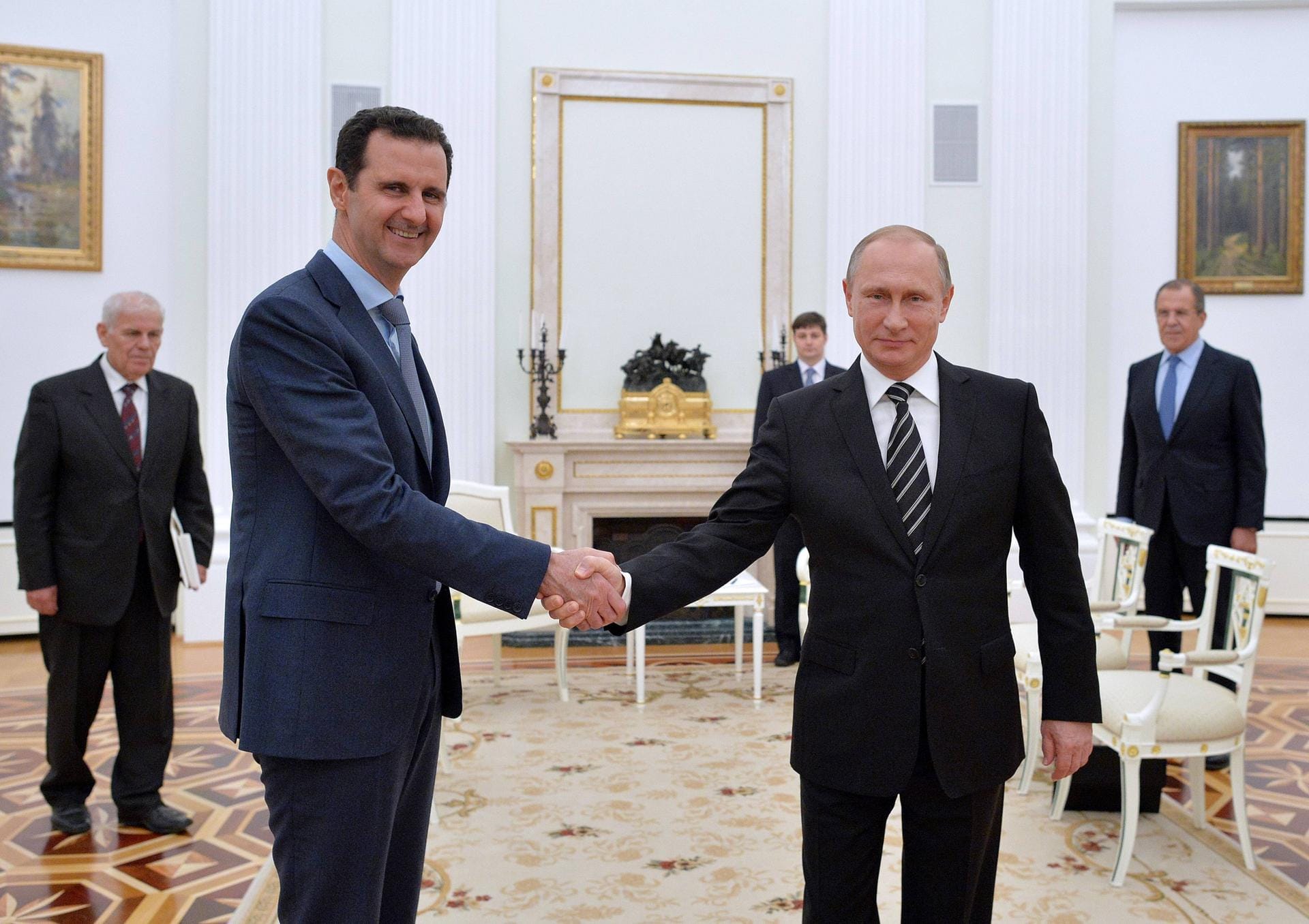 Militärisch engagiert sich Putin ab 2015 in Syrien: Gemeinsam mit dem Iran stützt die russische Armee den Machthaber Baschar al-Assad. Mit der Hilfe Russlands wird etwa die Stadt Aleppo nahezu vollständig zerstört.