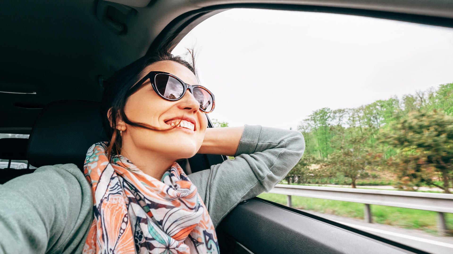 Autofahren bei der Hitze: Zwischen der Außentemperatur und dem Innenraum des Autos sollten nicht mehr als acht Grad Differenz sein.