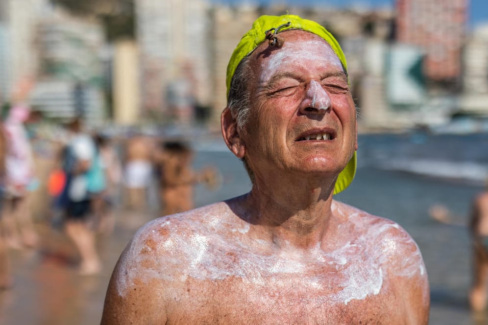 Ein Tourist versucht sich in Spanien vor der Hitze zu schützen: Man könne sich nicht zu Tode schwitzen, schreibt Philipp Kohlhöfer.