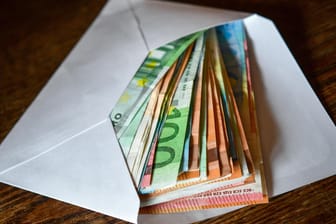 Euroscheine in einem Briefumschlag (Symbolbild): Um die Schenkungssteuer zu umgehen, reicht es nicht, Bargeld zu verschenken.