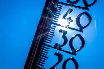 Außenthermometer (Symbolbild): Am Dienstag werden Höchstwerte von 40 Grad erwartet.