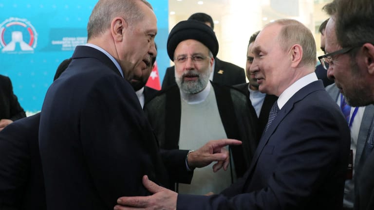 Erdogan begrüßt Putin in Teheran während Raisi dabeisteht: Irans Präsident war Gastgeber des Gipfeltreffens mit Russland und der Türkei in Teheran.