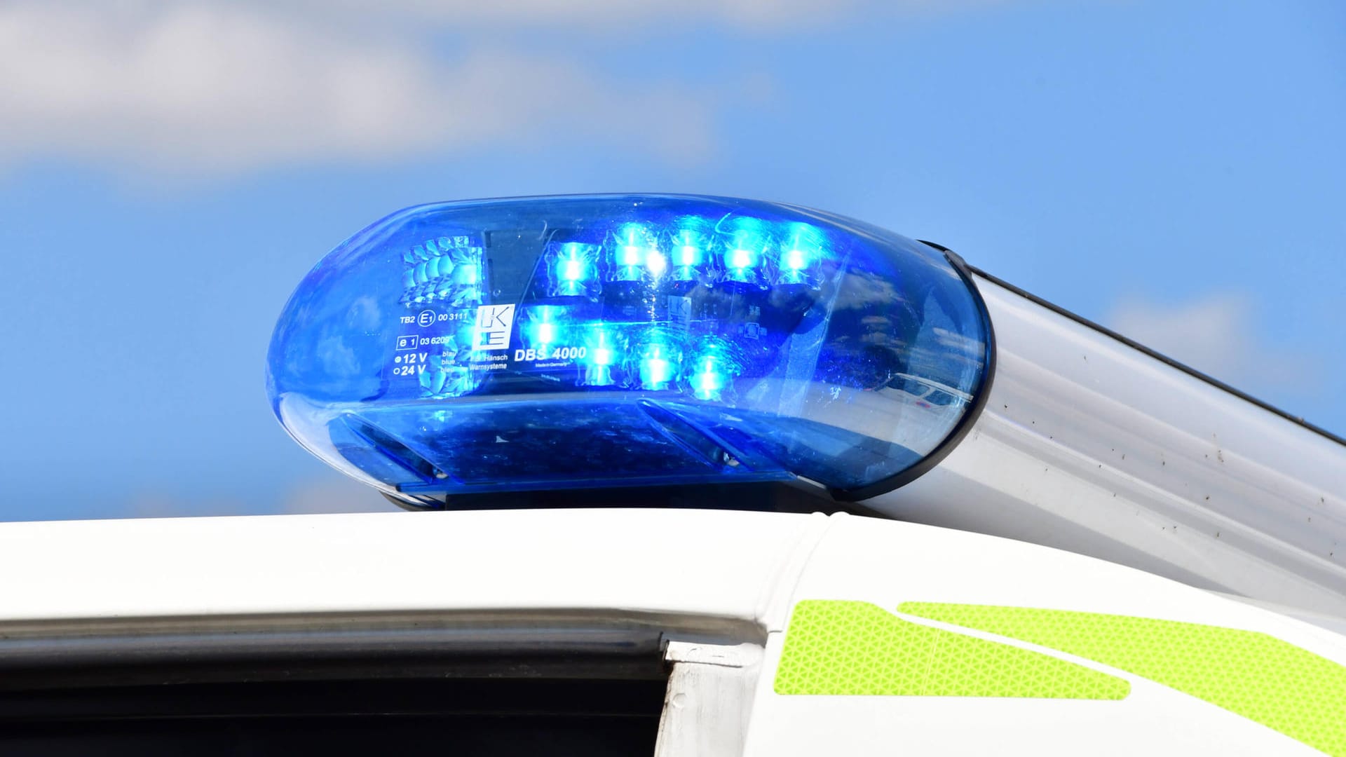 Blaulicht (Symbolbild): Bei einem schweren Unfall in Thüringen geriet der Fahrer eines Wagens in den Gegenverkehr. Blaulicht (Symbolbild): Bei einem schweren Unfall in Thüringen geriet der Fahrer eines Wagens in den Gegenverkehr.