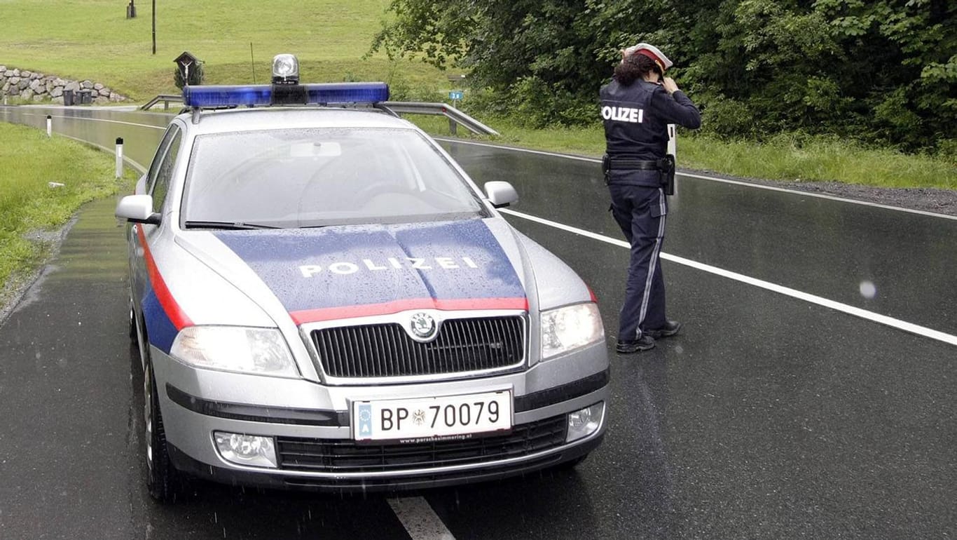 Polizeiwagen in Tirol (Symbolbild): Bei einem Unfall ist dort ein Baby getötet worden.