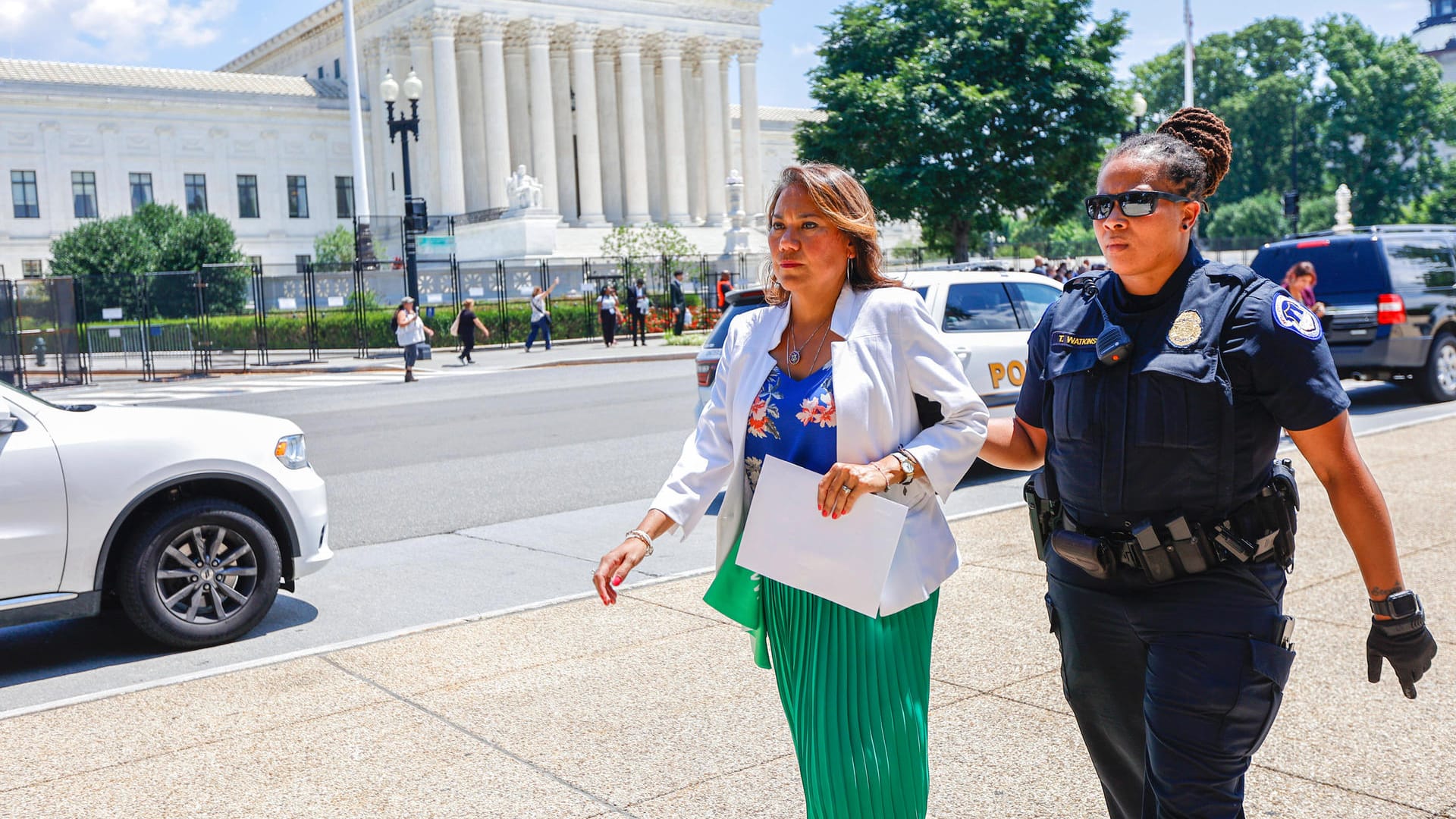 Die Demokratin Veronica Escobar wird von einer Polizistin abgeführt.