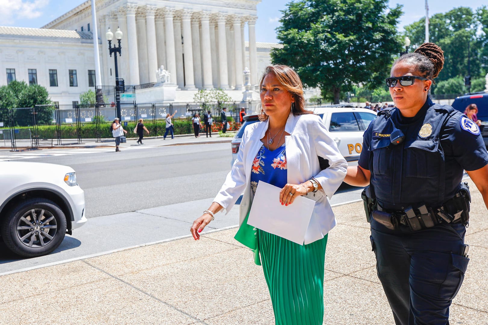 Die Demokratin Veronica Escobar wird von einer Polizistin abgeführt.