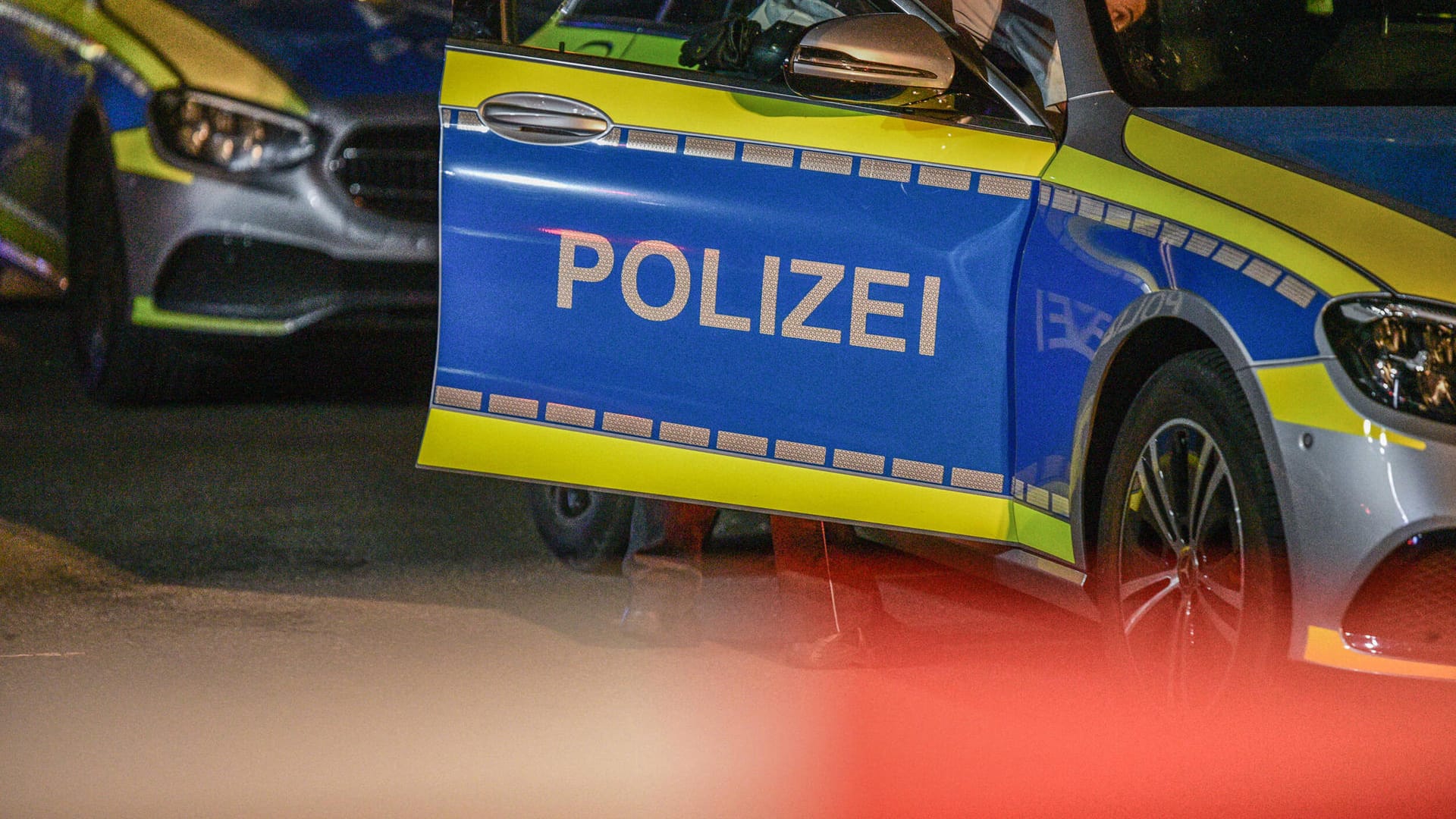 Polizeiwagen in Baden-Württemberg (Symbolbild): In Baden-Baden tötete ein Mann im Dezember offenbar ein kleines Mädchen. Polizeiwagen in Baden-Württemberg (Symbolbild): In Baden-Baden tötete ein Mann im Dezember offenbar ein kleines Mädchen.