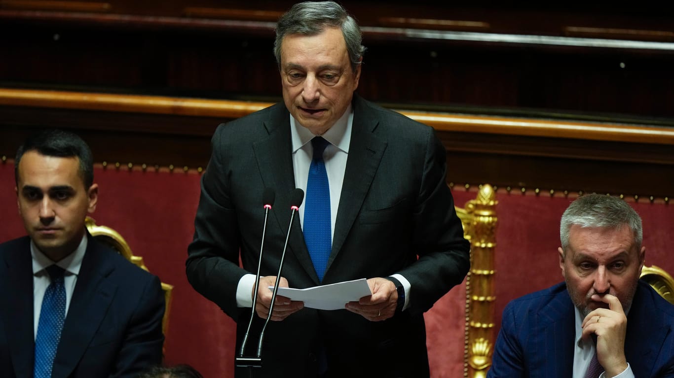 Regierungskrise in Rom: Mario Draghi (M.), Ministerpräsident von Italien, spricht vor dem Senat.