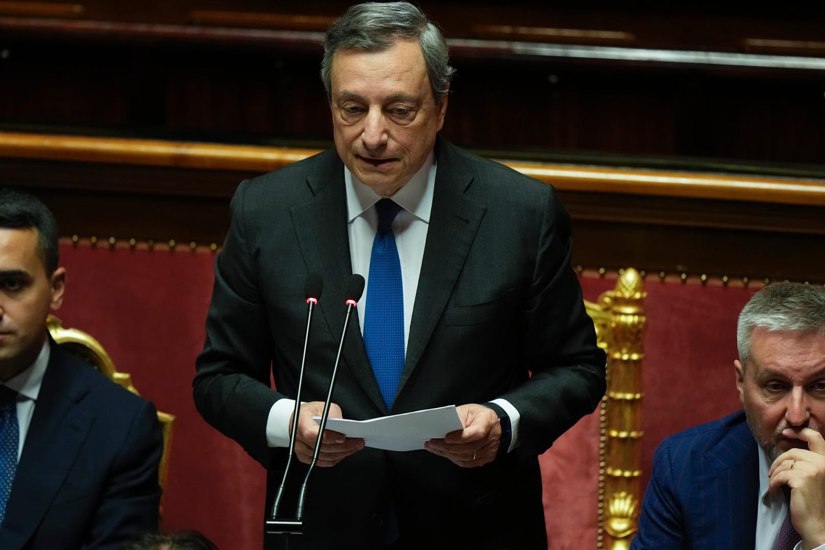 Regierungskrise in Rom: Mario Draghi (M.), Ministerpräsident von Italien, spricht vor dem Senat.