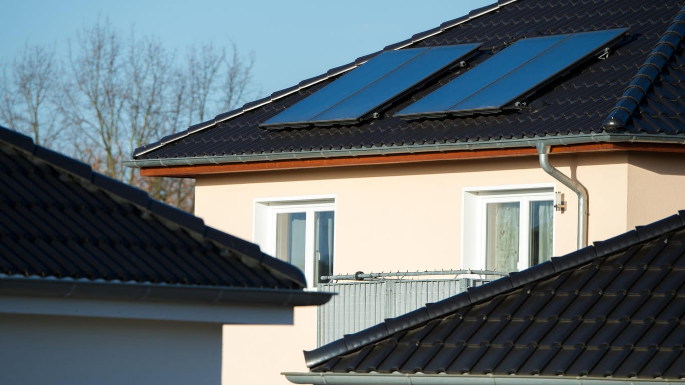 Solarthermieanlage auf dem Dach: Mit den Kollektoren lässt sich das Warmwasser im Haus erhitzen, aber auch die Heizung unterstützen.