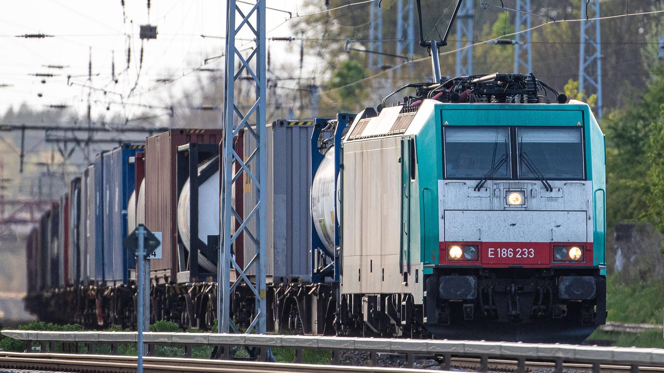 Ein Güterzug bei Schönfließ (Symbolbild): Die deutschen Exporte nach Russland gingen zuletzt stark zurück.