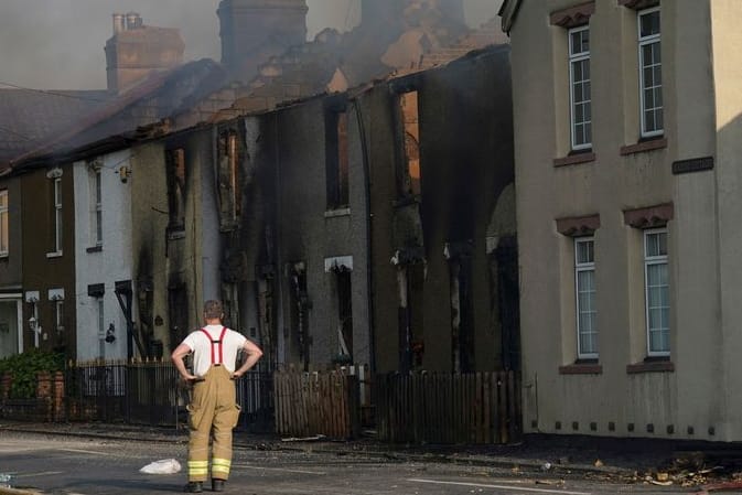 Ansicht eines abgebrannten Hauses in Wennington: Das Feuer breitete sich offenbar von einem brennenden Kompost aus.