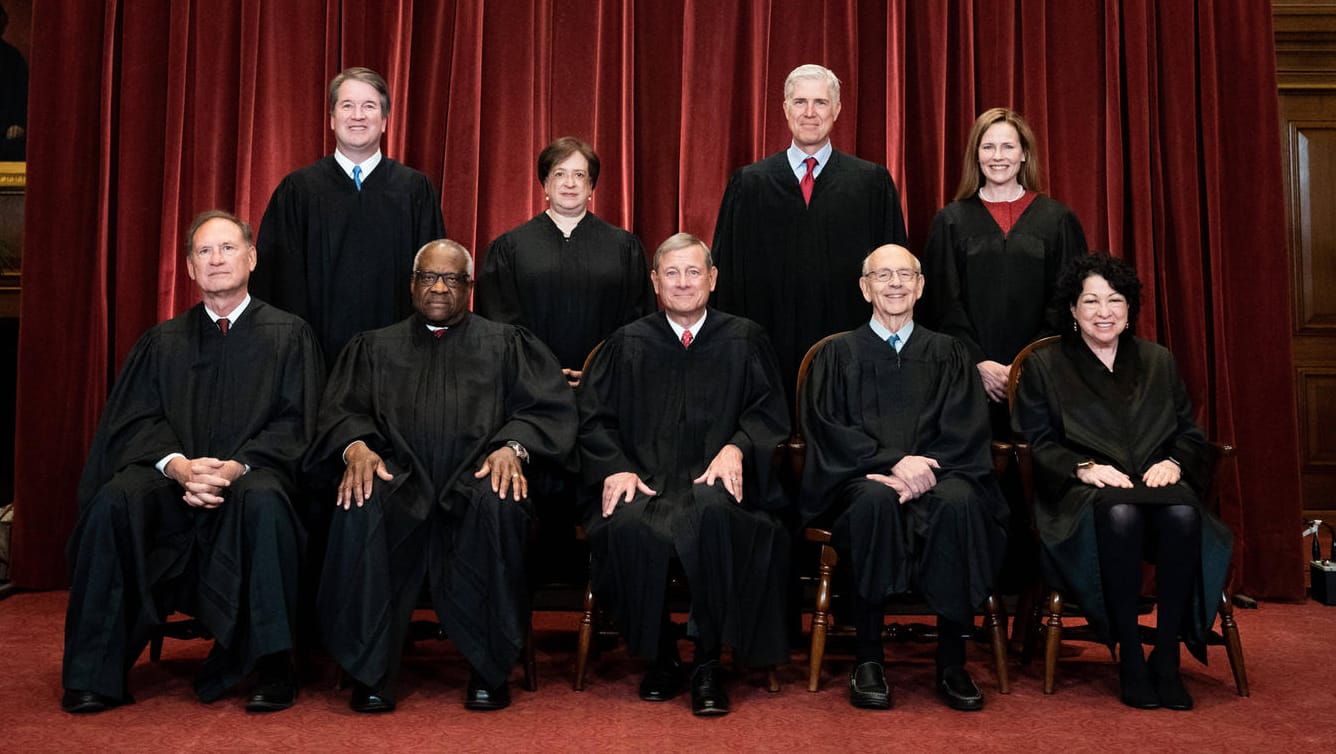 Mitglieder des Supreme Courts: Samuel A. Alito, Jr., Clarence Thomas, John G. Roberts, Jr., Stephen G. Breyer, Sonia Sotomayor, Brett Kavanaugh, Elena Kagan, Neil M. Gorsuch, Amy Coney Barrett