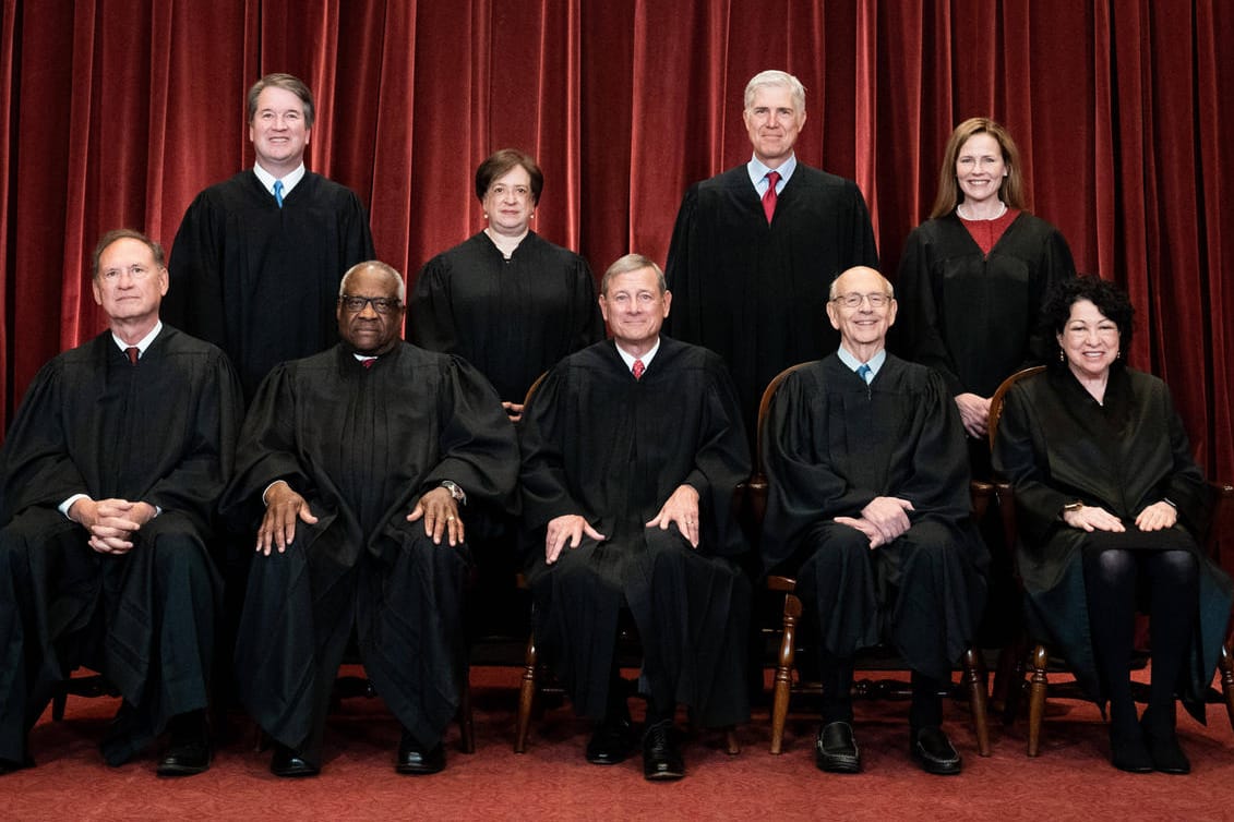 Mitglieder des Supreme Courts: Samuel A. Alito, Jr., Clarence Thomas, John G. Roberts, Jr., Stephen G. Breyer, Sonia Sotomayor, Brett Kavanaugh, Elena Kagan, Neil M. Gorsuch, Amy Coney Barrett