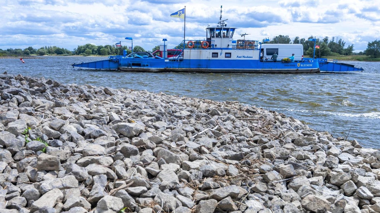 Die Elbefähre "Amt Neuhaus": Wegen des niedrigen Wasserstands liegen die Uferbereiche im Trockenen.