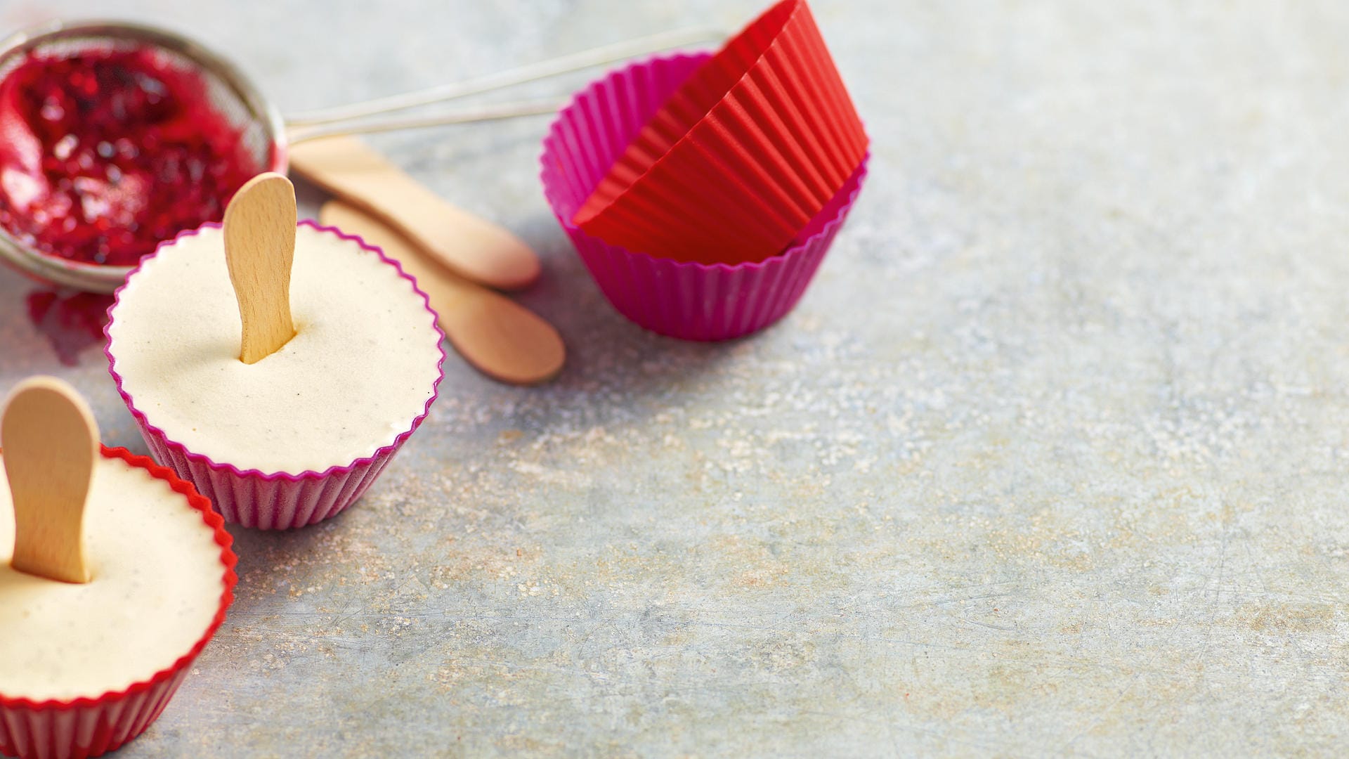 Vanille-Schmand-Eis: Ein Überzug aus Beeren sorgt dann für die fruchtige Note.