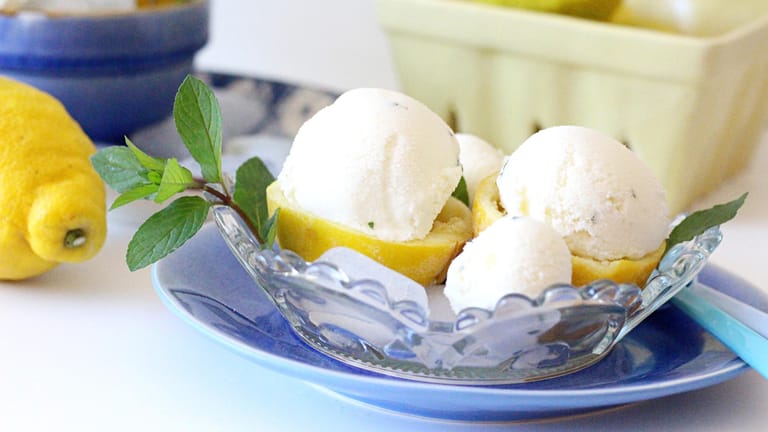 Erfrischender geht's nicht: Ein Eis aus säuerlicher Buttermilch, verfeinert mit Zitronensaft und Minze.