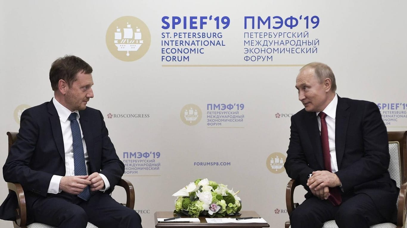 Kretschmer (l.) auf dem Weltwirtschaftsforum 2019 neben Wladimir Putin: "Der russische Präsident ist herzlich eingeladen."