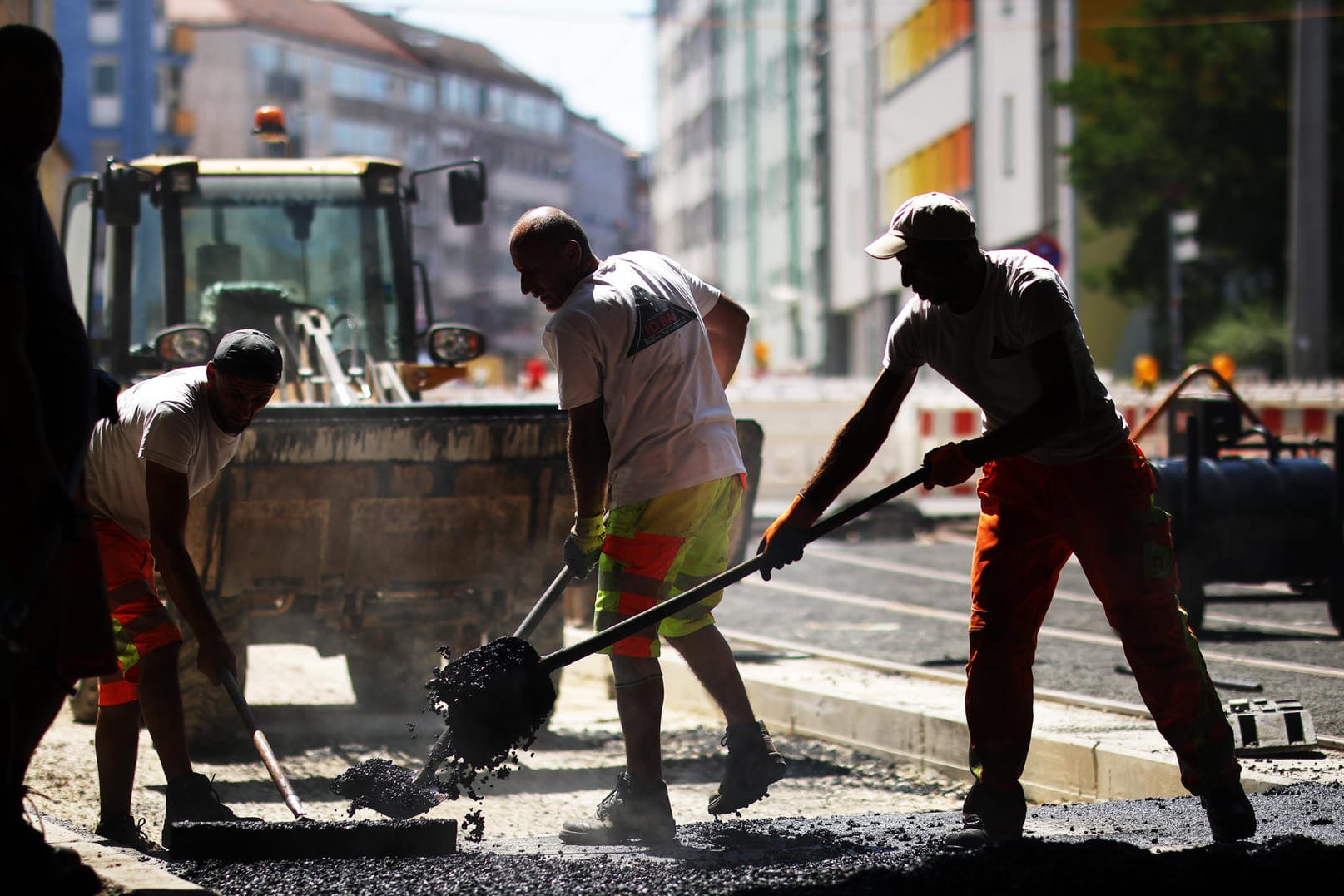 Bauarbeiter in Nürnberg: Der frisch aufgetragene Asphalt hat eine Temperatur über 150 Grad – in der Stadt kletterte das Thermometer auf 37 Grad.