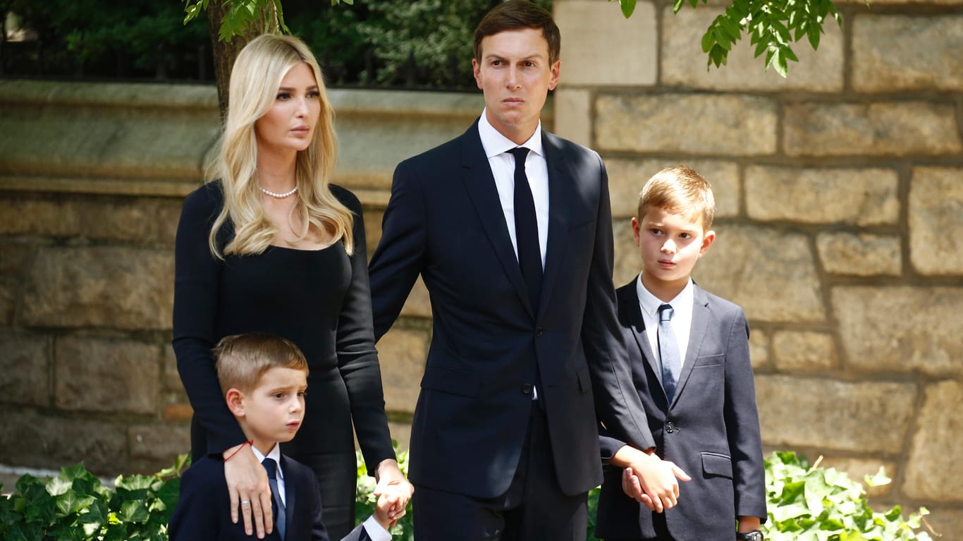 Ivanka Trump, Ehemann Jared Kushner und ihre Söhne trauern um Ivana Trump.
