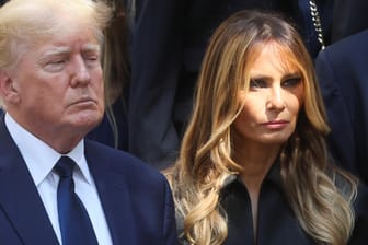 Donald und Melania Trump: Das Paar kam zur Trauerfeier von Ivana Trump.