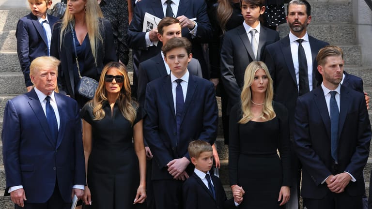 Donald Trump mit Ehefrau Melania und Sohn Barron neben seinen Kindern aus der Ehe mit Ivana, Ivanka, Donald Jr. und Eric (v.l.n.r.).