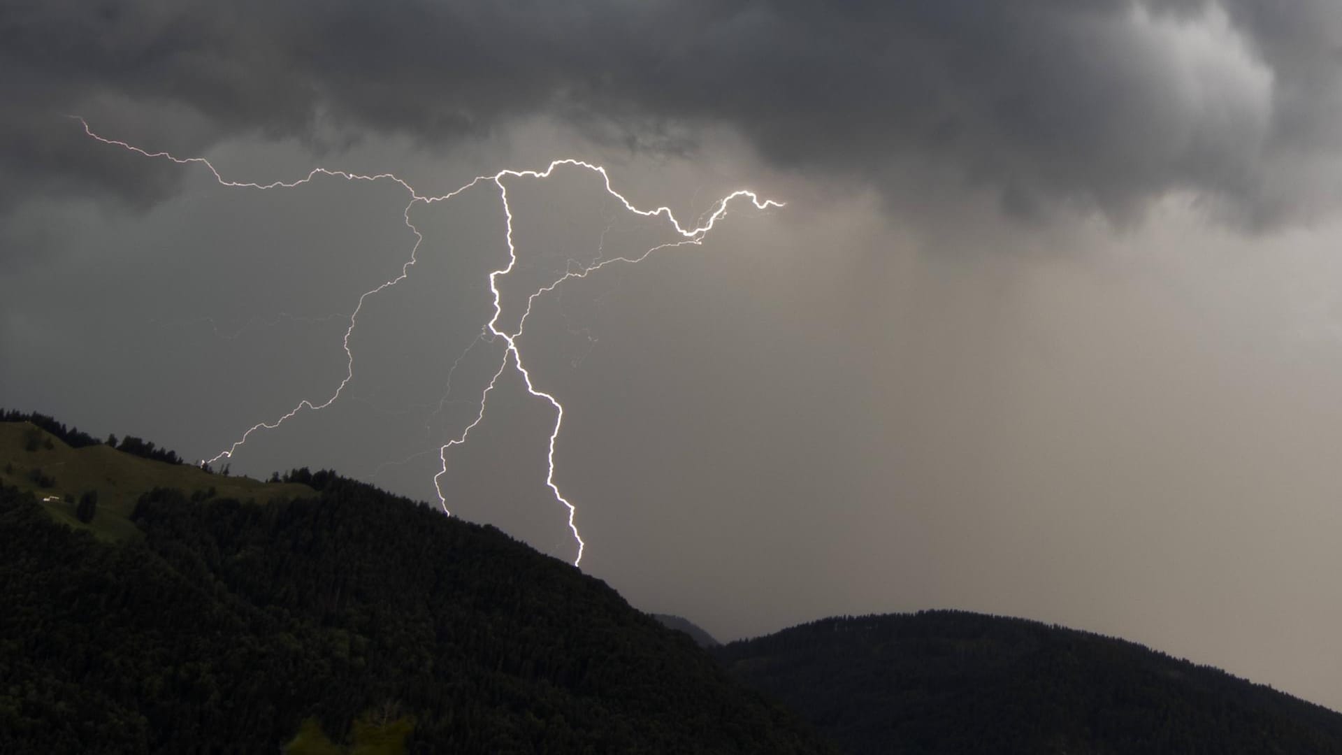 Gewitter: Ein Blitz hat in den USA einen Menschen getötet und neun verletzt (Symbolbild). Gewitter: Ein Blitz hat in den USA einen Menschen getötet und neun verletzt (Symbolbild).