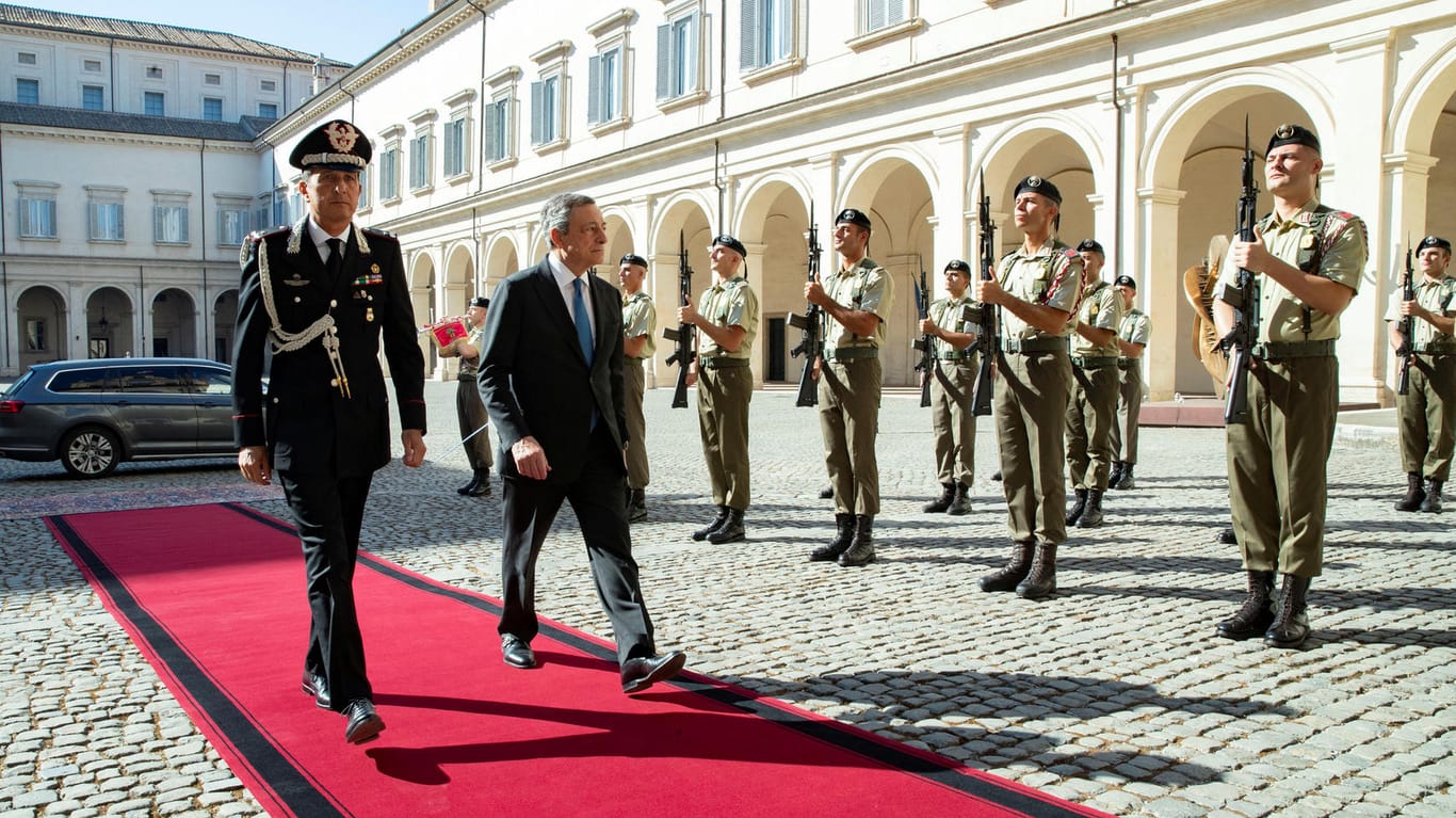 Draghi kommt am Quirinalspalast in Rom an, wo er beim Staatspräsidenten erneut sein Rücktrittsgesuch einreicht.