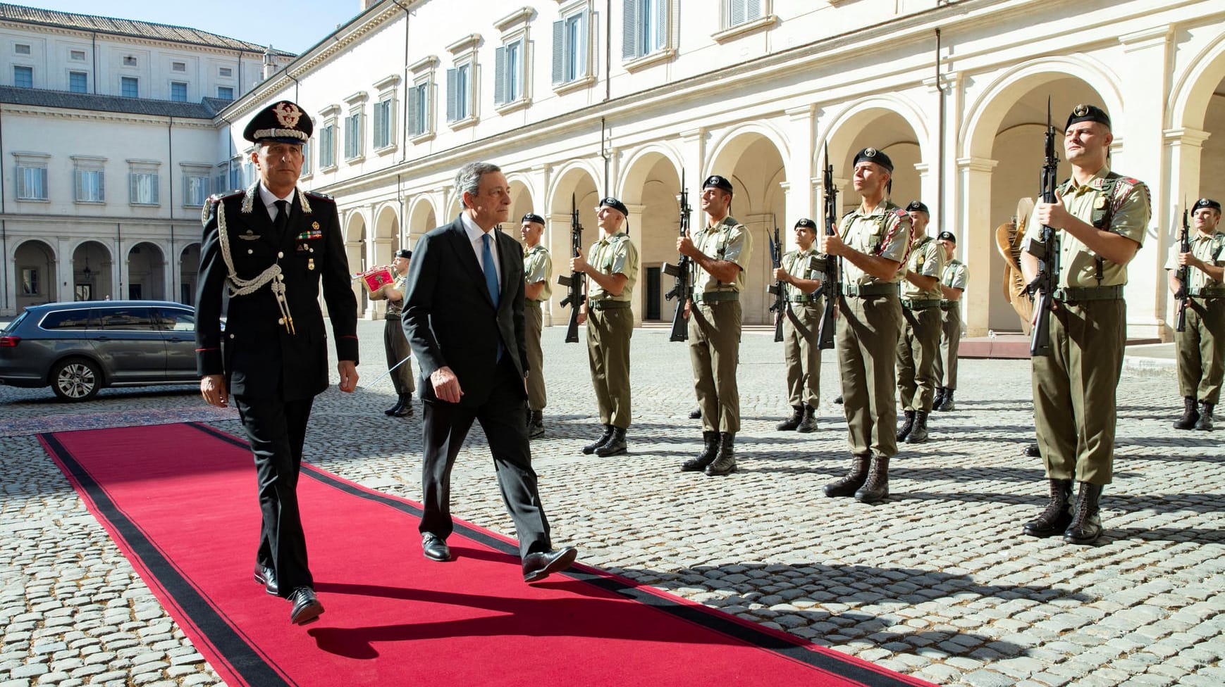 Draghi kommt am Quirinalspalast in Rom an, wo er beim Staatspräsidenten erneut sein Rücktrittsgesuch einreicht.