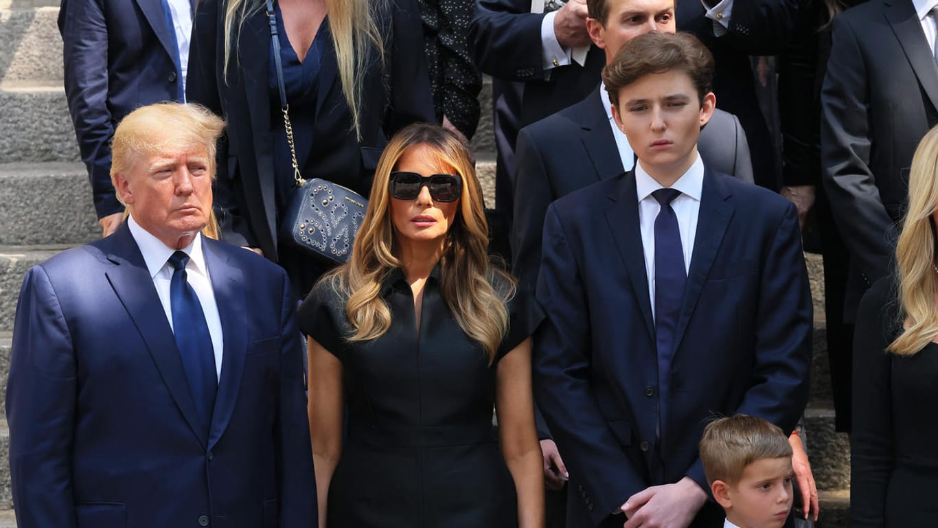 Barron Trump (rechts) an der Seite seiner Eltern: Der jüngste Trump-Sohn hält sich weitestgehend aus der Öffentlichkeit heraus.