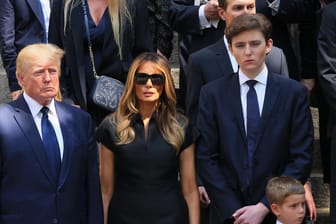 Barron Trump (rechts) an der Seite seiner Eltern: Der jüngste Trump-Sohn hält sich weitestgehend aus der Öffentlichkeit heraus.