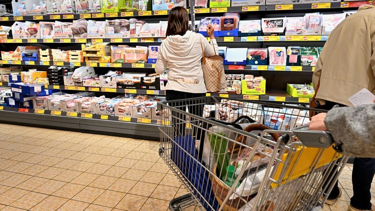 Steigende Preise: Kunden entscheiden sich immer häufiger für Eigenmarken der Supermärkte statt für teure Marken-Produkte.