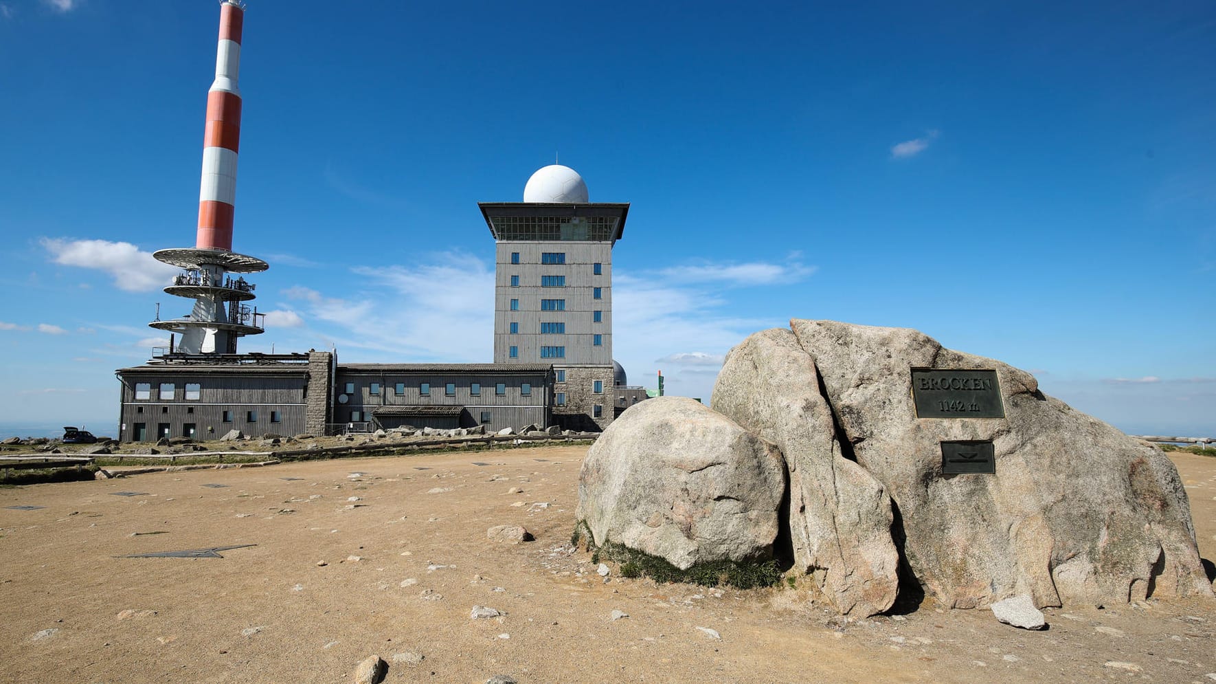 Das Brocken-Plateau: Der Aufstieg bei Rekordtemperaturen war für mehrere Kinder und Jugendliche offenbar zu anstrengend. Das Brocken-Plateau: Der Aufstieg bei Rekordtemperaturen war für mehrere Kinder und Jugendliche offenbar zu anstrengend.