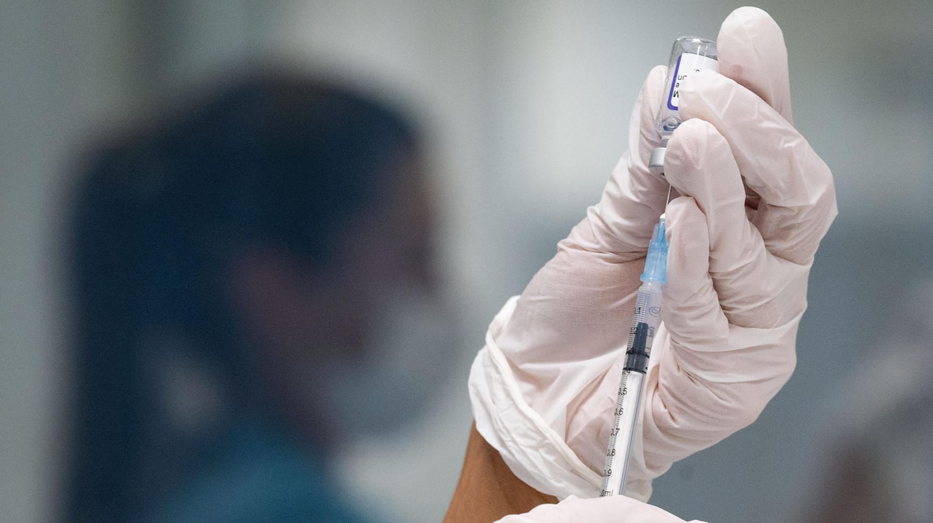 Impfstoff von Biontech/Pfizer (Archiv): Laut offiziellen Meldedaten sind 86,7 Prozent der Erwachsenen mindestens einmal geimpft. Impfstoff von Biontech/Pfizer (Archiv): Laut offiziellen Meldedaten sind 86,7 Prozent der Erwachsenen mindestens einmal geimpft.