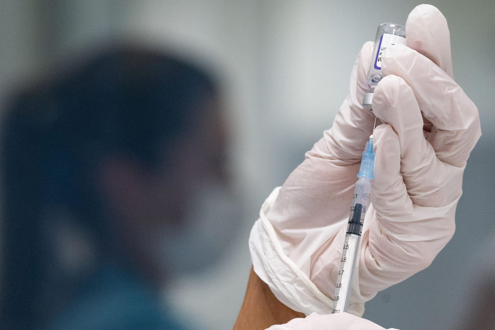Impfstoff von Biontech/Pfizer (Archiv): Laut offiziellen Meldedaten sind 86,7 Prozent der Erwachsenen mindestens einmal geimpft.
