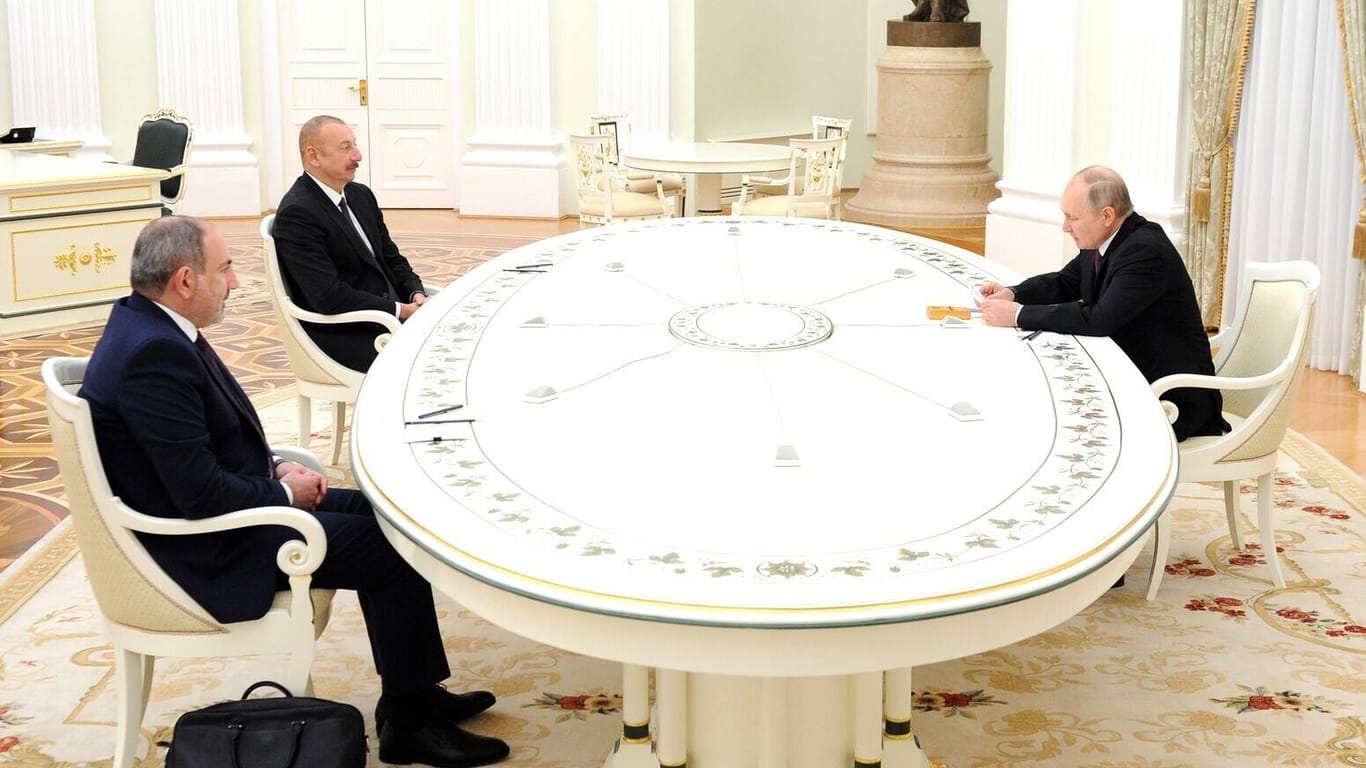 Paschinjan und Aliyev zu Gast bei Putin (Archivbild): Der russische Präsident tritt als Vermittler in dem Konflikt auf.