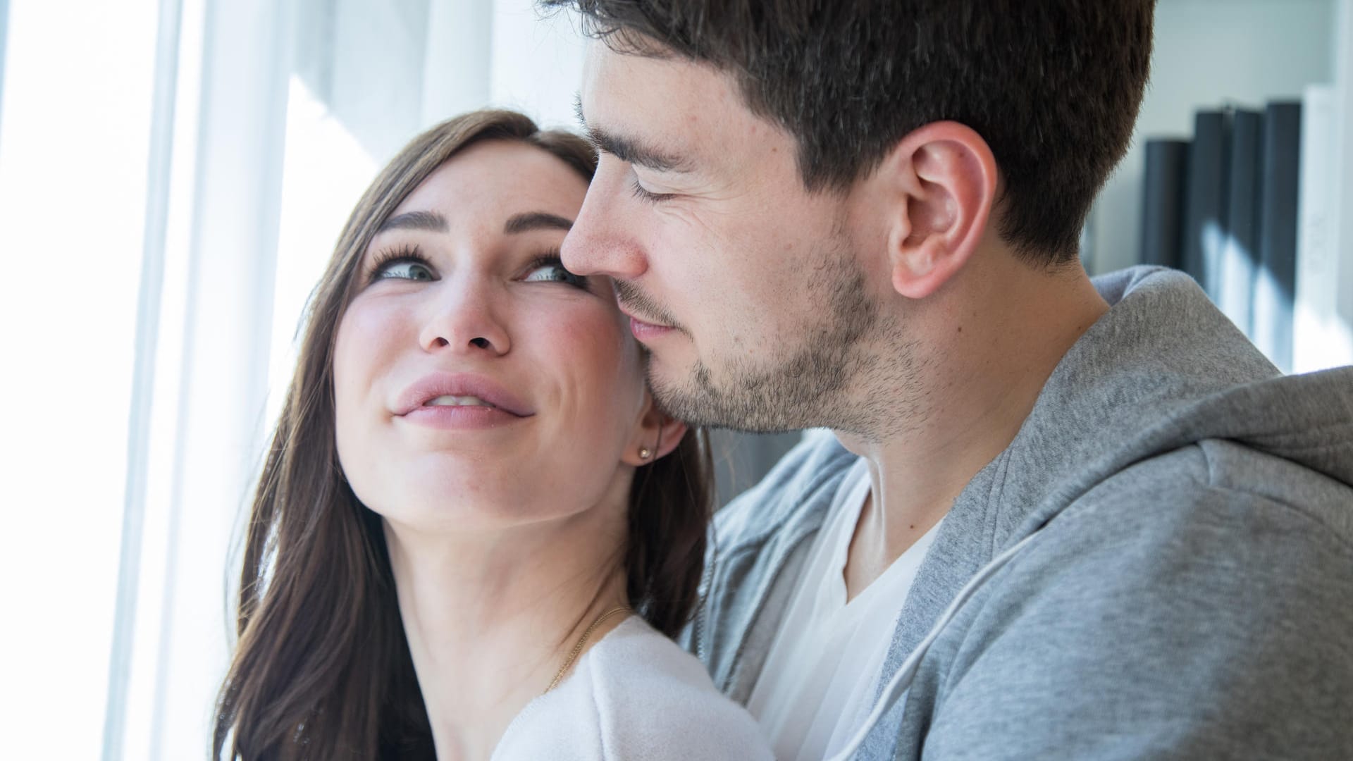 Kuschel dich glücklich: Dank des Hormons Oxytocin steigert sich unser Glücksempfinden während einer Umarmung.