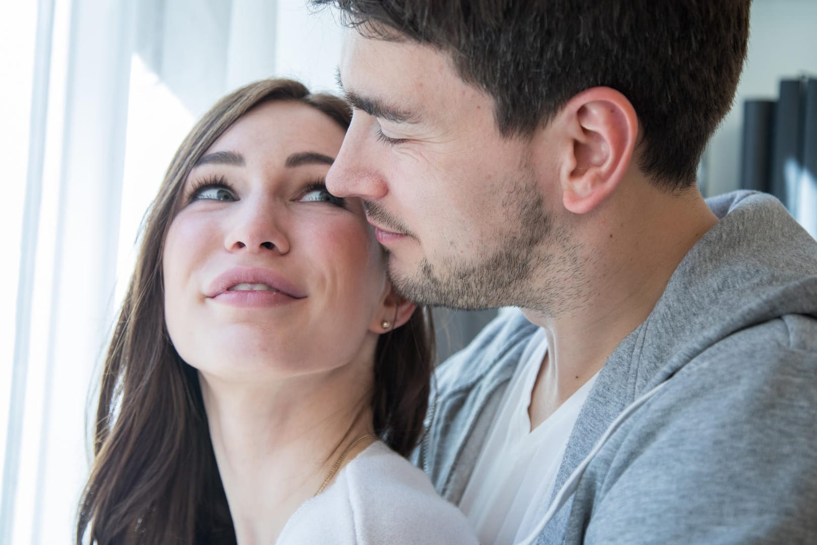 Kuschel dich glücklich: Dank des Hormons Oxytocin steigert sich unser Glücksempfinden während einer Umarmung.