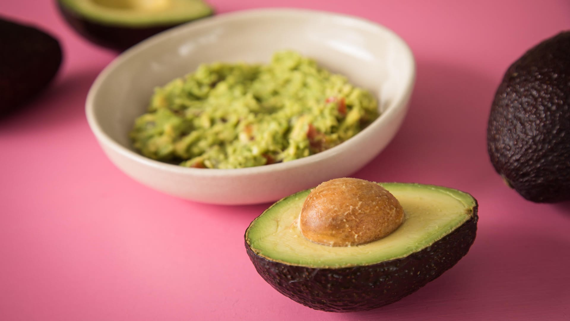 Glückshormone bilden: Eine selbstgemachte Guacamole aus Avocado schmeckt nicht nur gut, sondern hilft dem Körper auch dabei, das Glückshormon Serotonin zu bilden.