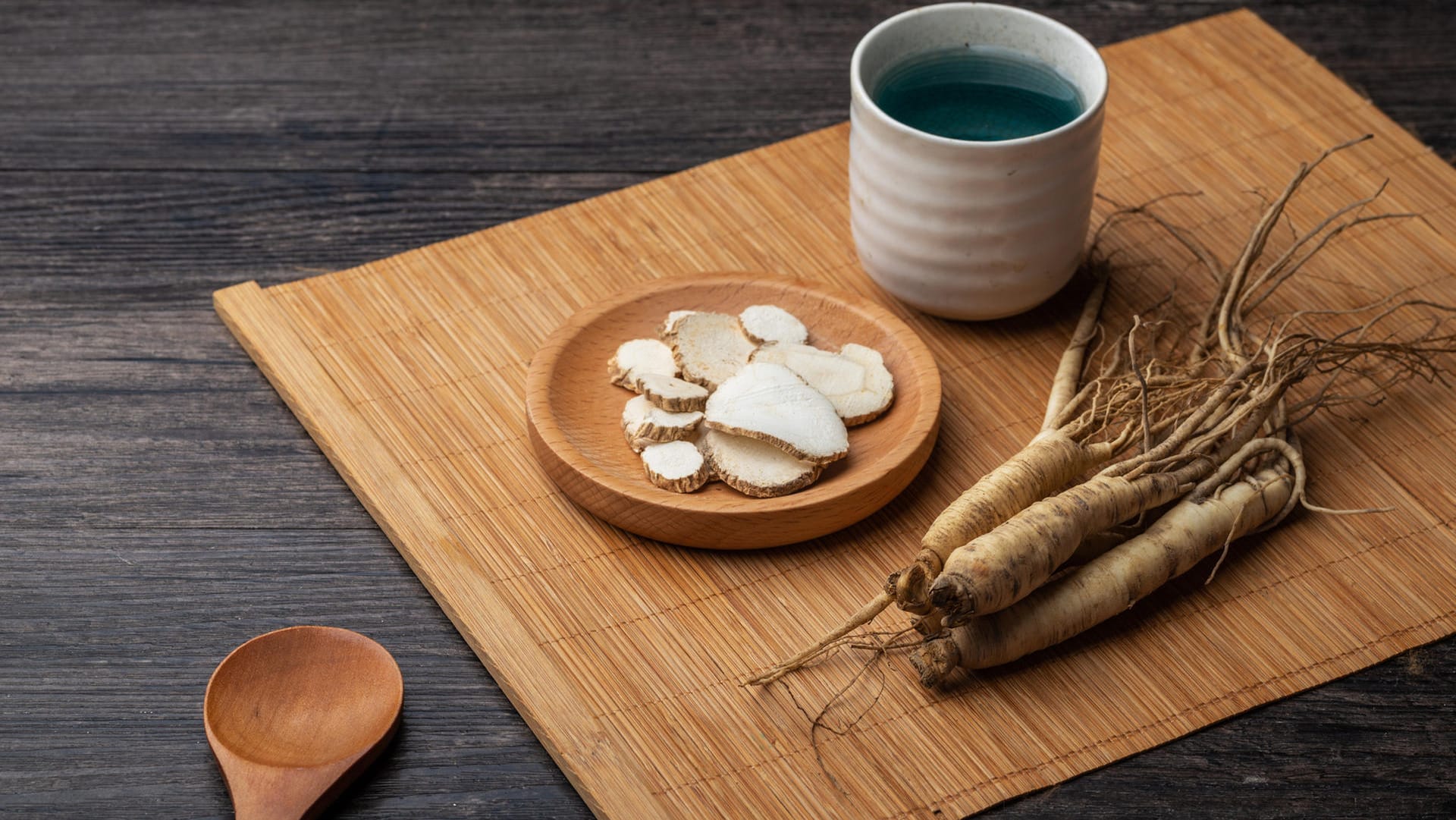 Ein wohltuender Tee aus frischem Ginseng ist schnell zubereitet. Mehr als drei Tassen pro Tag sollte man allerdings nicht trinken.