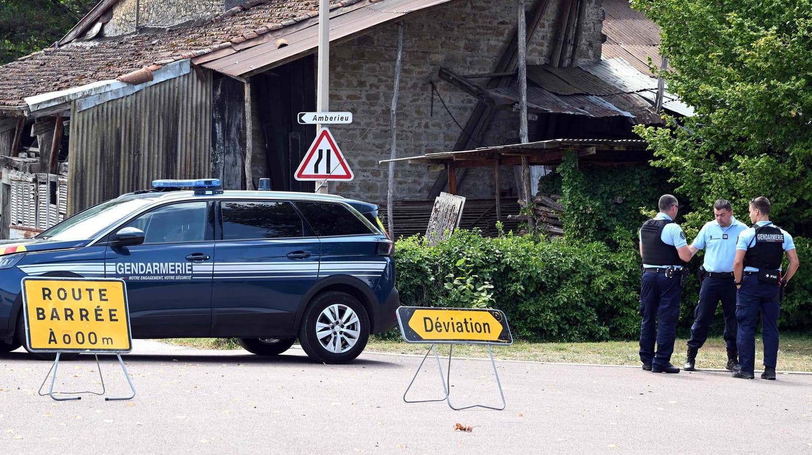 Abgesperrte Straße in Douvres, Frankreich: Hier tötete ein Mann fünf Menschen.