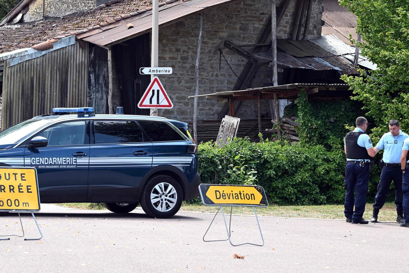 Abgesperrte Straße in Douvres, Frankreich: Hier tötete ein Mann fünf Menschen.