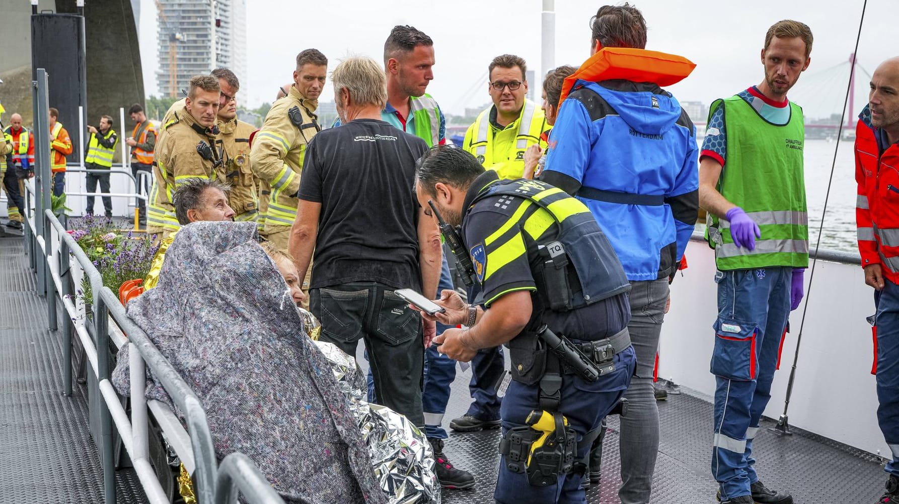 Aus dem Wasser gerettete Passagiere werden an Land versorgt: Zur Beobachtung wurden sie in ein Krankenhaus eingeliefert. Aus dem Wasser gerettete Passagiere werden an Land versorgt: Zur Beobachtung wurden sie in ein Krankenhaus eingeliefert.