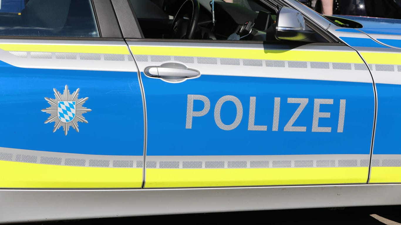 Polizeifahrzeug in München (Archiv): Rund 160 Beamte durchsuchten Wohnungen in vier bayerischen Städten.