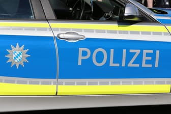 Polizeifahrzeug in München (Archiv): Rund 160 Beamte durchsuchten Wohnungen in vier bayerischen Städten.