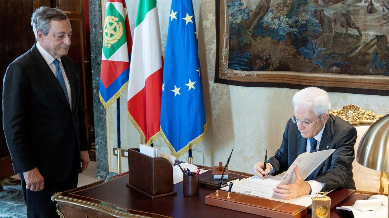 Präsident Sergio Mattarella (r.) löste nach dem Rücktritt Mario Draghis (l.) das italienische Parlament auf.