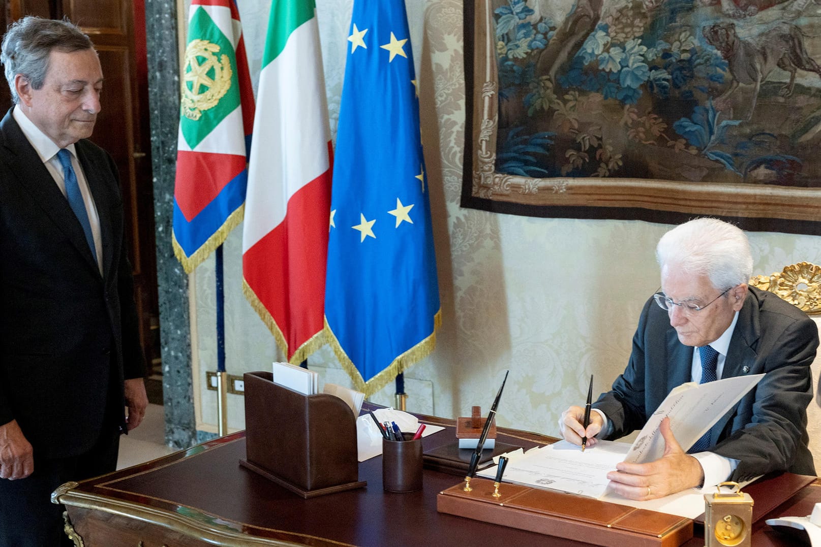 Präsident Sergio Mattarella (r.) löste nach dem Rücktritt Mario Draghis (l.) das italienische Parlament auf.