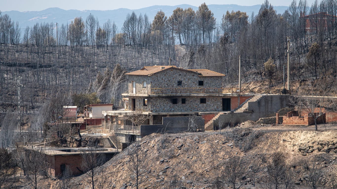 Ein betroffenes Haus nach dem Waldbrand von Pont de Vilomara in Spanien: Die Situation in der EU ist laut Experten schlimmer als erwartet.