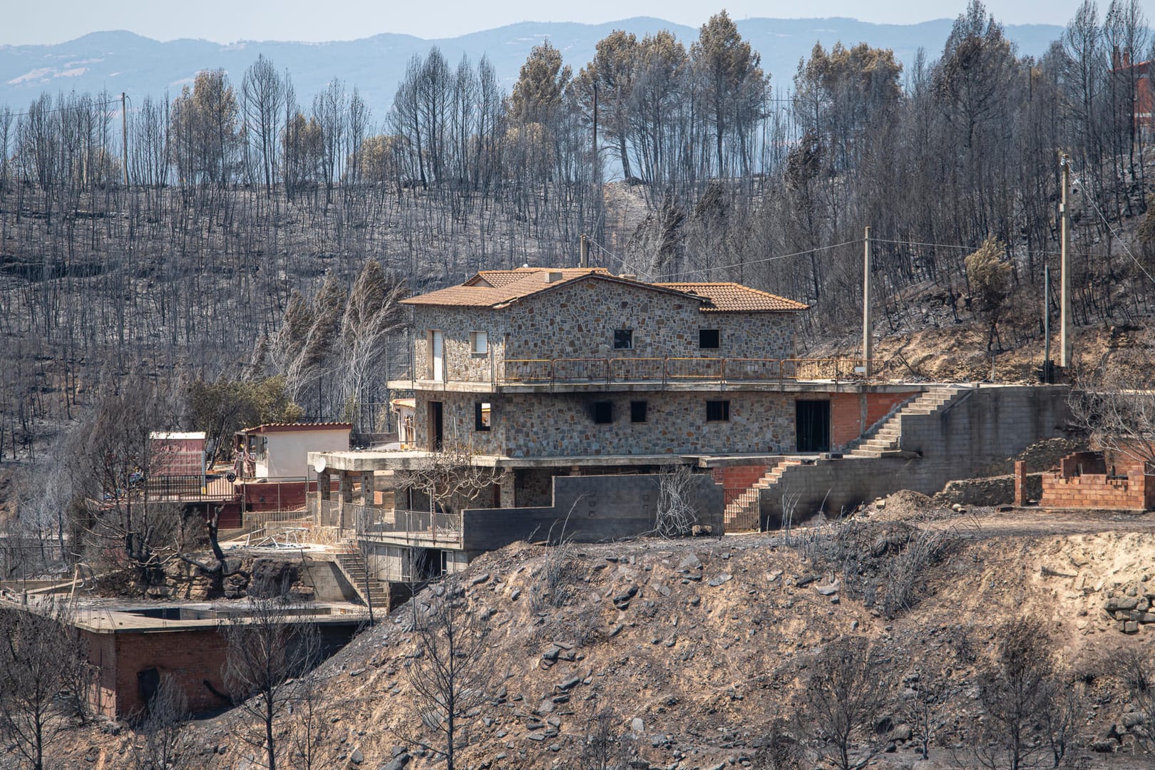 Ein betroffenes Haus nach dem Waldbrand von Pont de Vilomara in Spanien: Die Situation in der EU ist laut Experten schlimmer als erwartet.